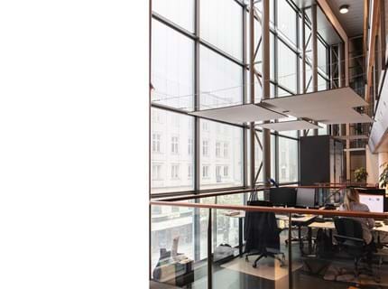 1 Akustikmodul TwisterPlus nedhængt fra loft hos Food Folk