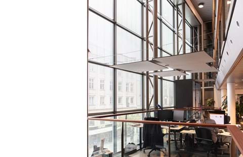 1 Akustikmodul TwisterPlus nedhængt fra loft hos Food Folk