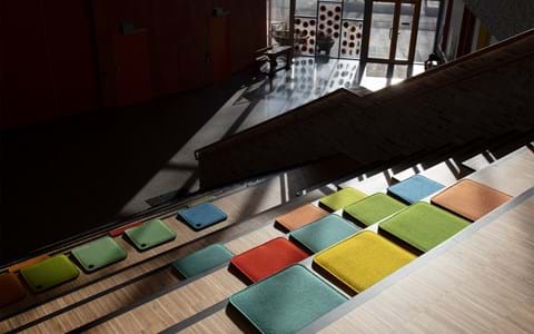 Bjørlien skole filtsæder på trappe