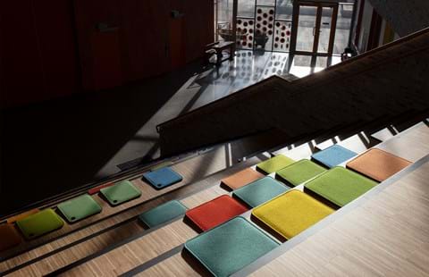 Bjørlien skole filtsæder på trappe