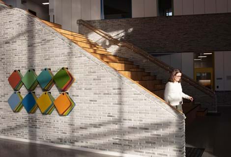 Bjørlien skole filtsæder på trappe (3)