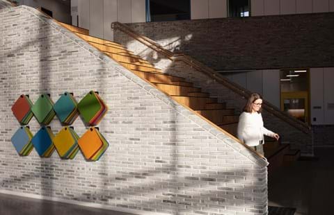 Bjørlien skole filtsæder på trappe (3)