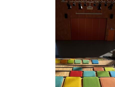 Bjørlien skole filtsæder på trappe (4)