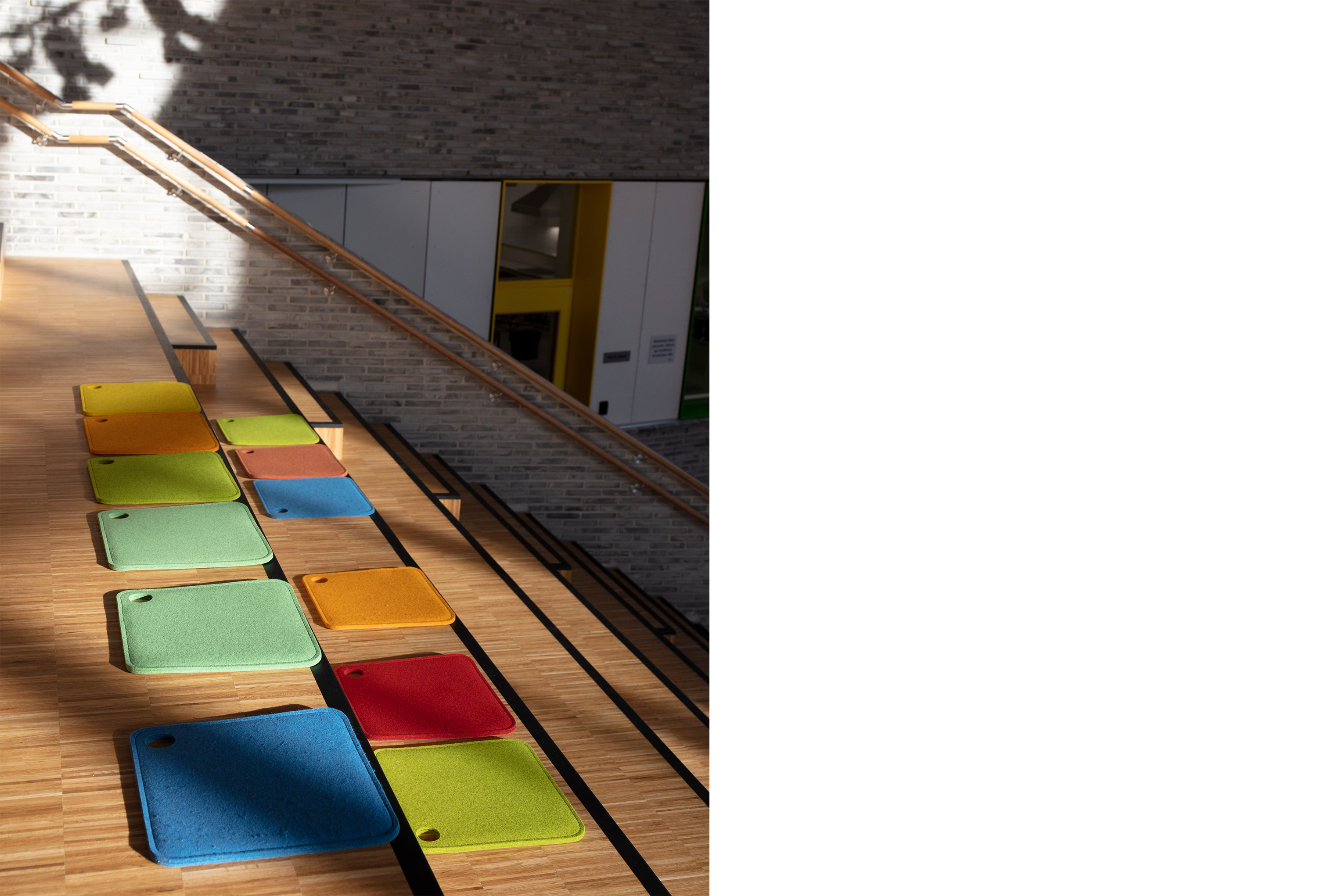 Bjørlien skole filtsæder på trappe (6)