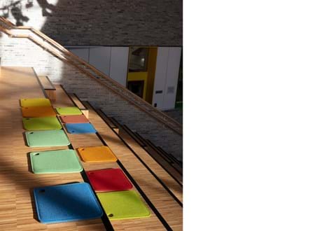 Bjørlien skole filtsæder på trappe (6)