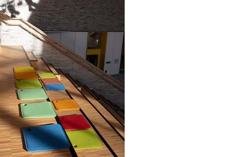 Bjørlien skole filtsæder på trappe (6)