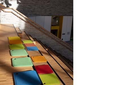 Bjørlien skole filtsæder på trappe (6)