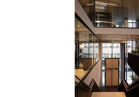 Fraster filt opklæbet på væg i trappegang