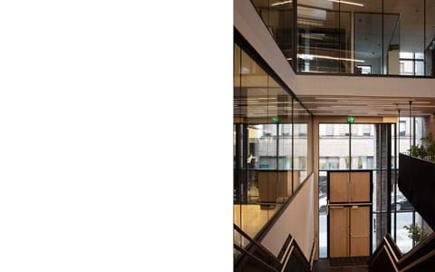 Fraster filt opklæbet på væg i trappegang