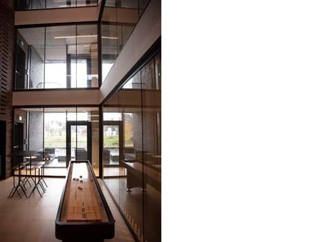 Fraster filt opklæbet på væg i trappegang