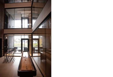 Fraster filt opklæbet på væg i trappegang