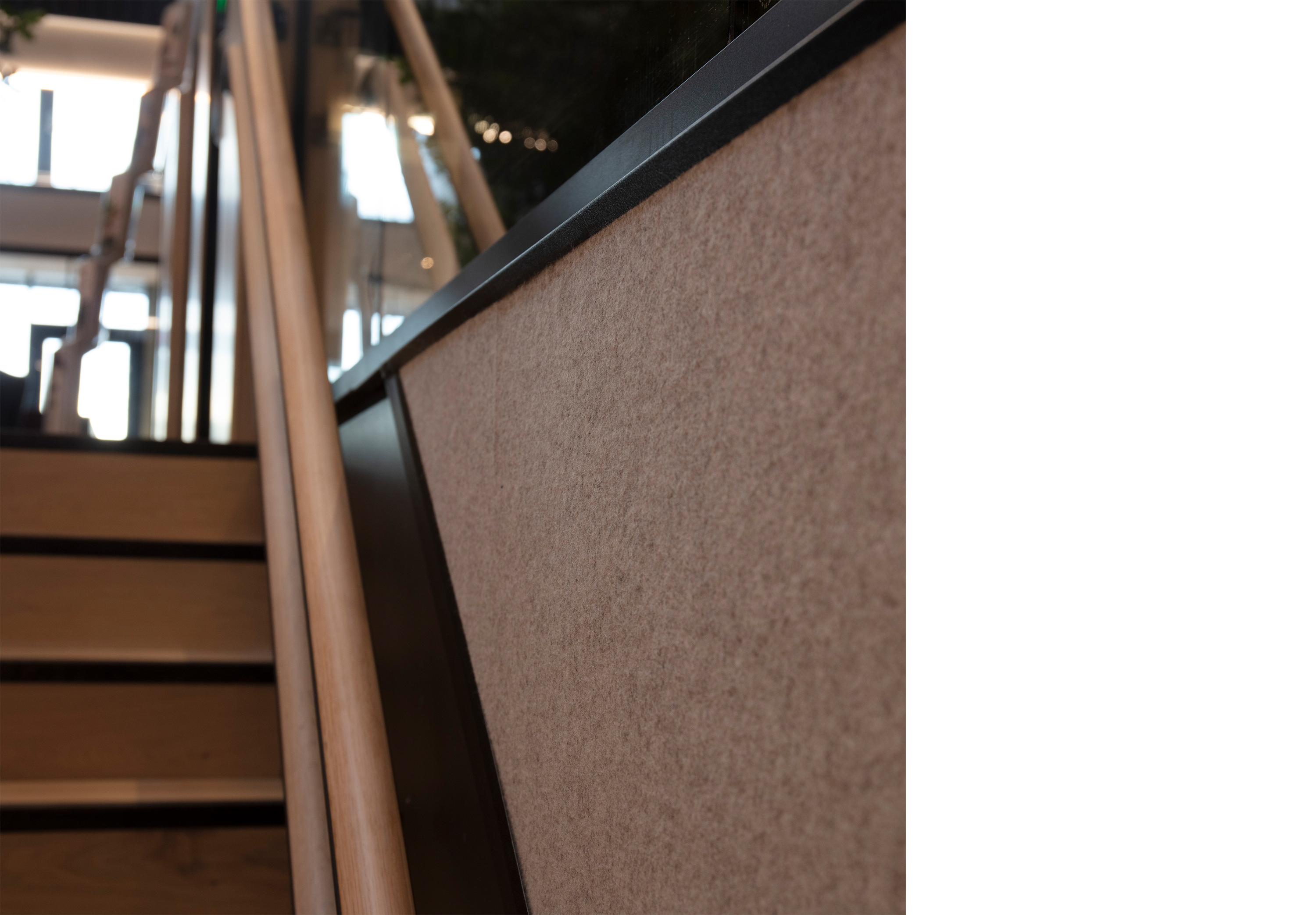 Fraster filt opklæbet på væg i trappegang