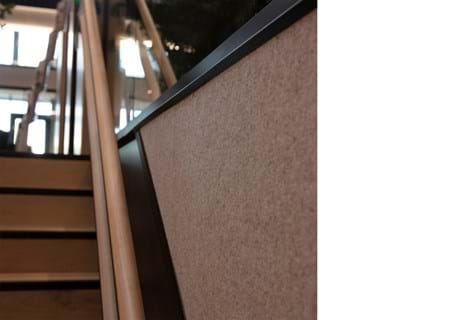 Fraster filt opklæbet på væg i trappegang