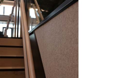 Fraster filt opklæbet på væg i trappegang