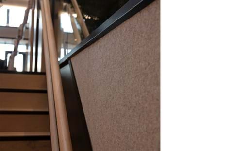 Fraster filt opklæbet på væg i trappegang