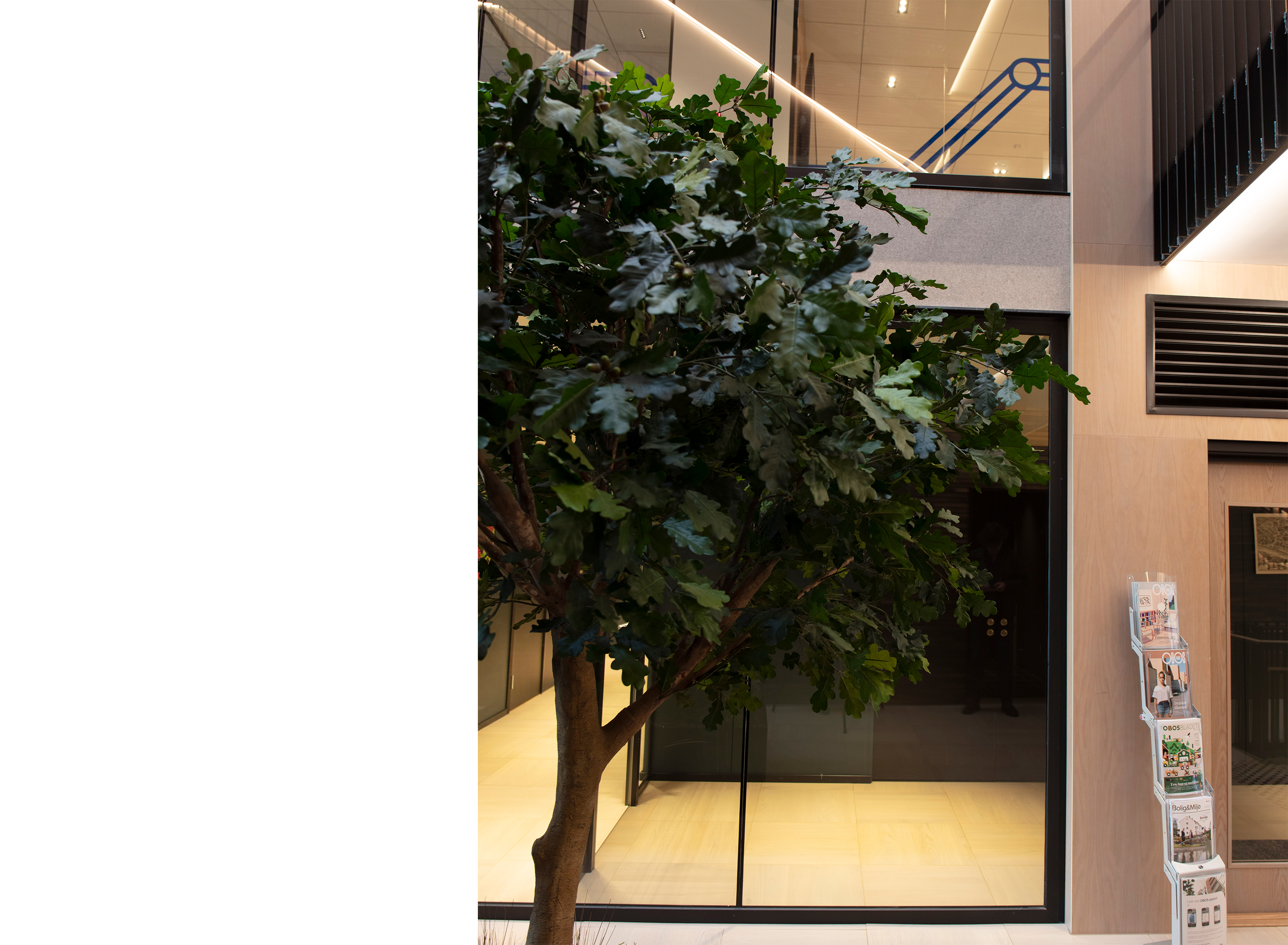 Fraster filt opklæbet på væg i trappegang