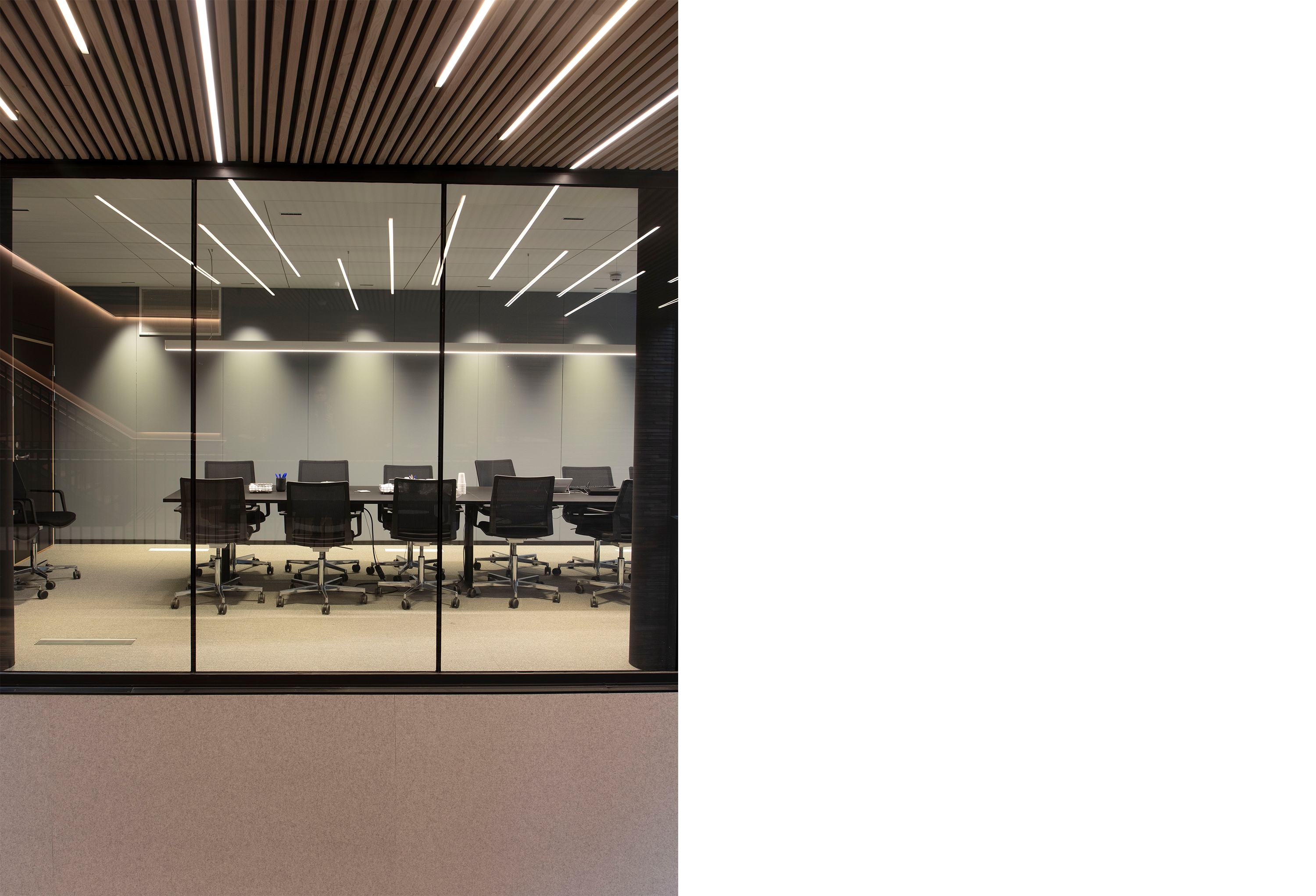 Fraster filt opklæbet på væg i trappegang