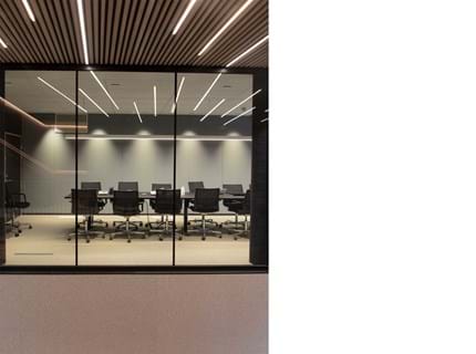 Fraster filt opklæbet på væg i trappegang