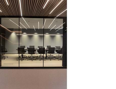 Fraster filt opklæbet på væg i trappegang