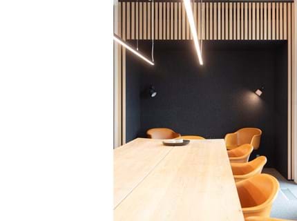 Fraster filt opklæbet på væg i trappegang