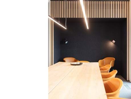 Fraster filt opklæbet på væg i trappegang