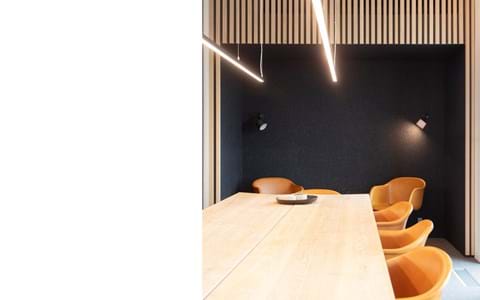 Fraster filt opklæbet på væg i trappegang