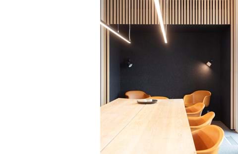 Fraster filt opklæbet på væg i trappegang