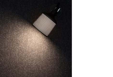 Fraster filt opklæbet på væg i trappegang