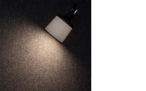 Fraster filt opklæbet på væg i trappegang