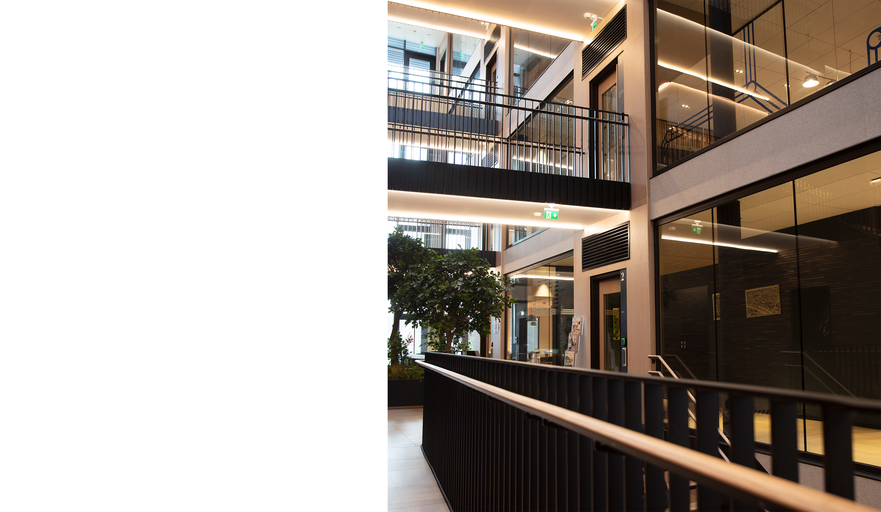 Fraster filt opklæbet på væg i trappegang