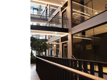 Fraster filt opklæbet på væg i trappegang