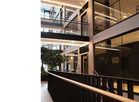 Fraster filt opklæbet på væg i trappegang