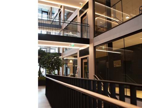 Fraster filt opklæbet på væg i trappegang