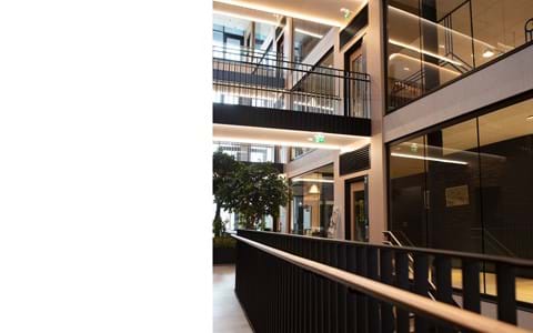 Fraster filt opklæbet på væg i trappegang