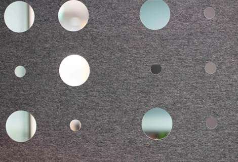 CoverSingle, rumdeler i filt udsnit grå filt