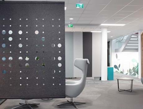 CoverSingle rumdeler i filt nedhængt fra loft