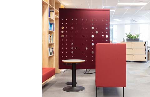 CoverSingle rumdeler i filt nedhængt fra loft