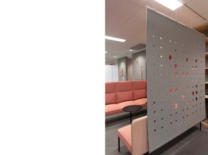 CoverSingle rumdeler i filt nedhængt fra loft