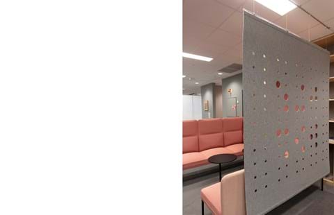 CoverSingle rumdeler i filt nedhængt fra loft