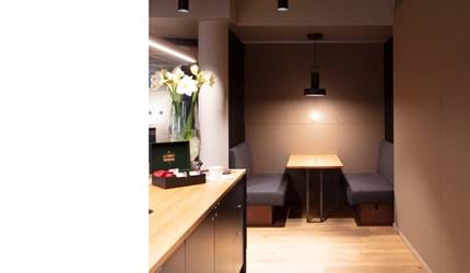 1, Fraster filt opklæbet på væg