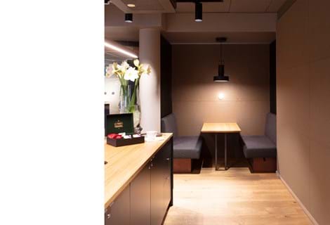 1, Fraster filt opklæbet på væg