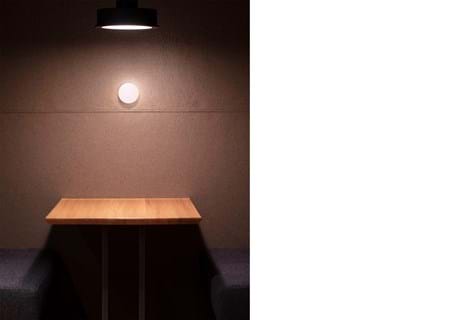 4,Fraster filt opklæbet på væg