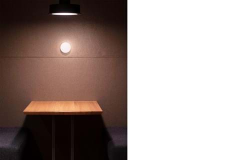 4,Fraster filt opklæbet på væg