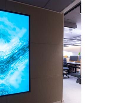 6, Fraster filt opklæbet på væg