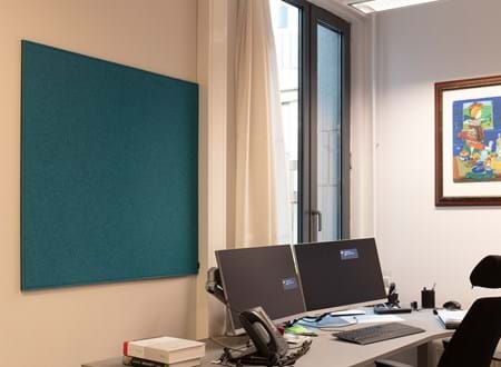 Opslagstavle med filt, TInghuset i Oslo (1)