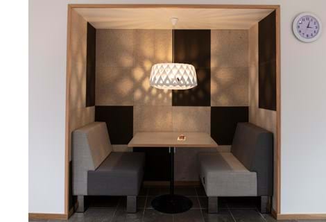 Fraster opklæbet filt på væg i cafe