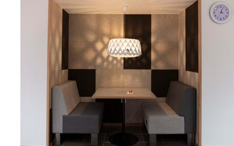 Fraster opklæbet filt på væg i cafe