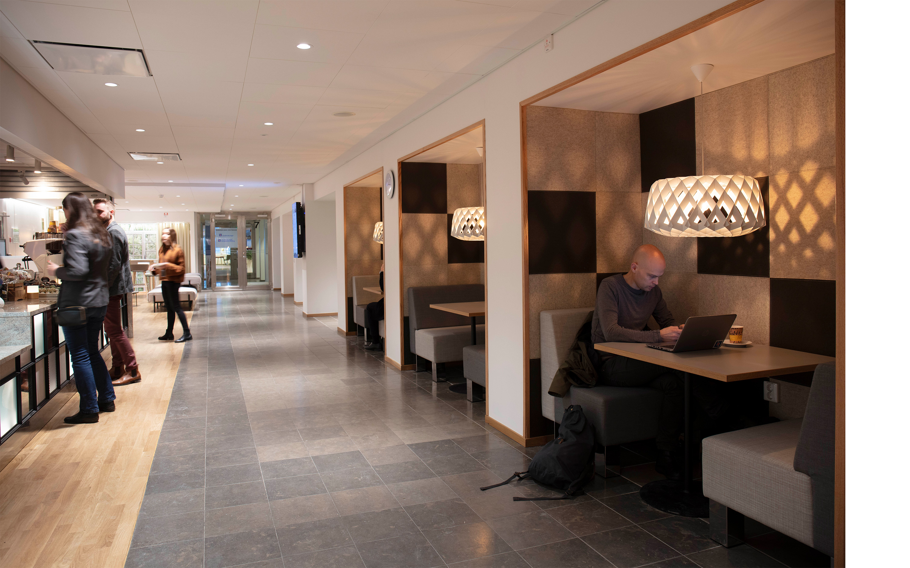 Fraster opklæbet filt på væg i cafe