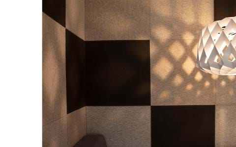 Fraster opklæbet filt på væg i cafe