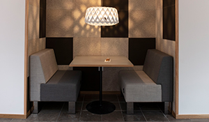 Fraster opklæbet filt på væg i cafe